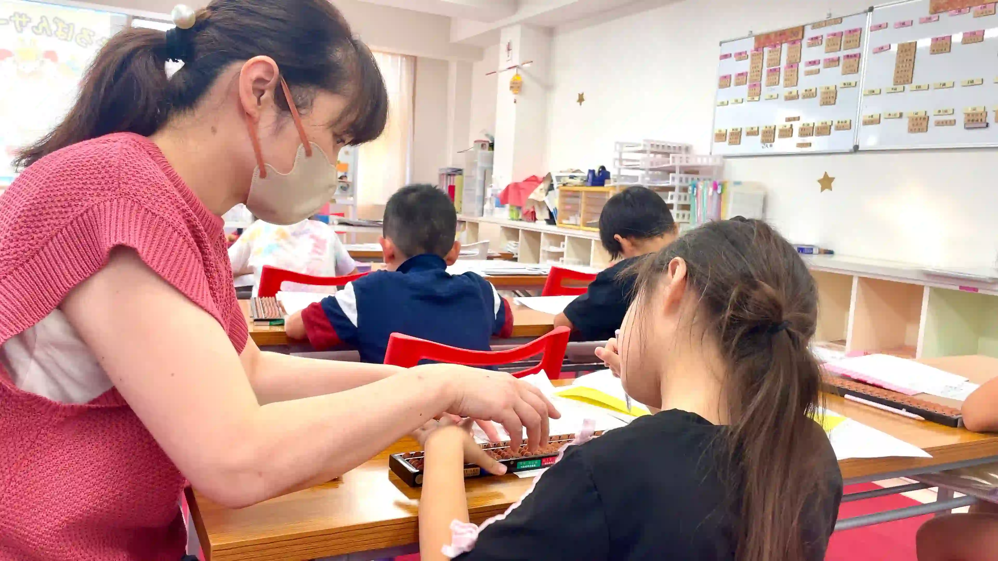 珠算9段保持者による生徒への個別指導風景