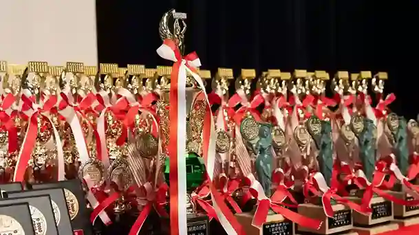 川崎珠算協会主催の公式表彰式で表彰される生徒たち