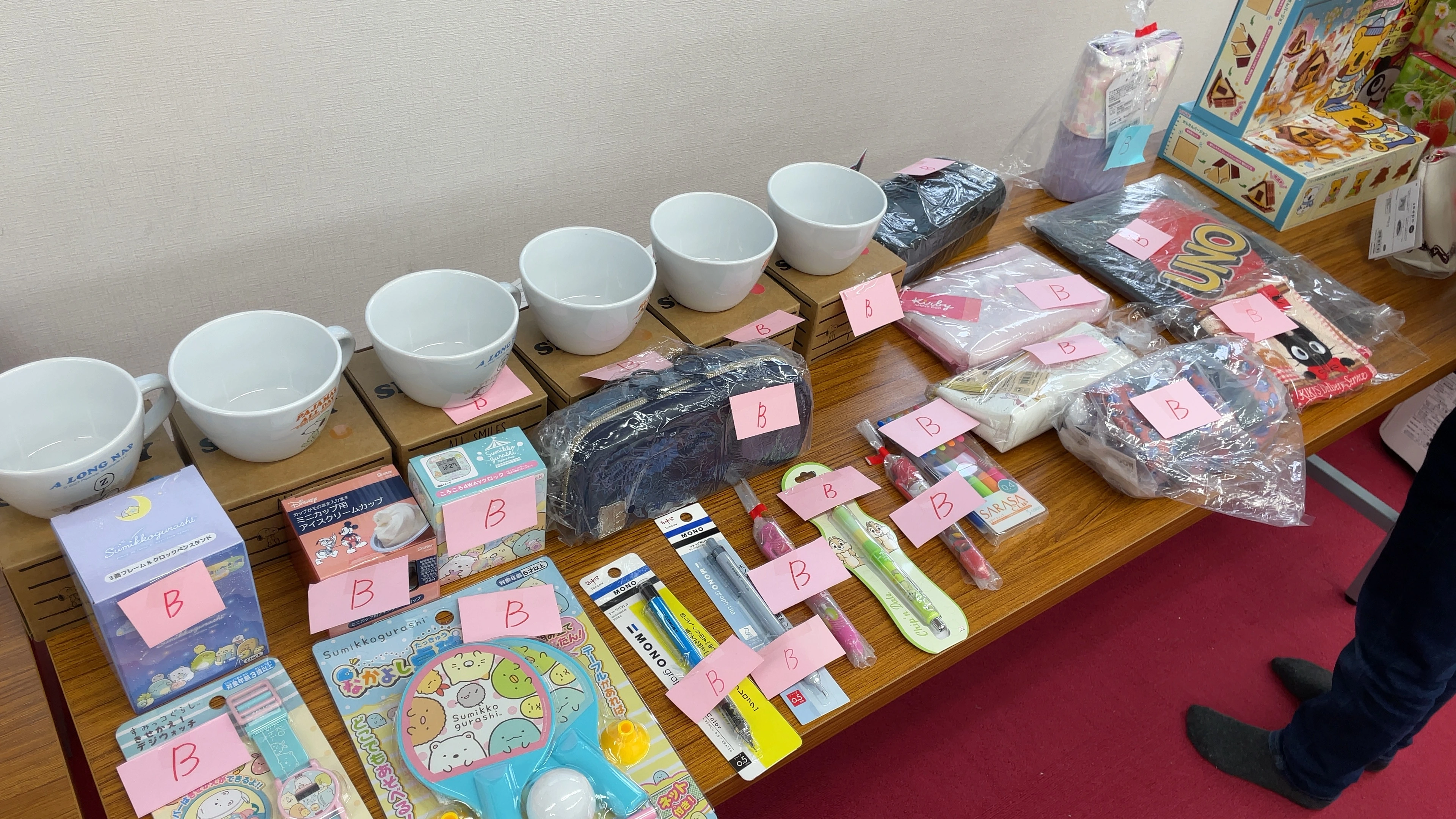 年末ポイント交換会で景品を選ぶ生徒たち